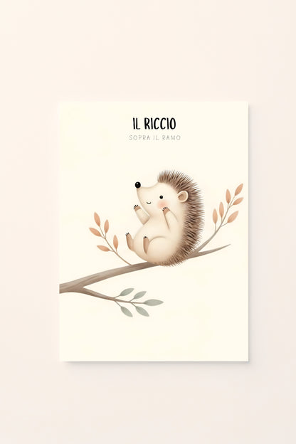 Poster per bambini con riccio illustrato sopra un ramo con foglie autunnali, presentato su sfondo rosato. Illustrazione delicata dai colori caldi e naturali.