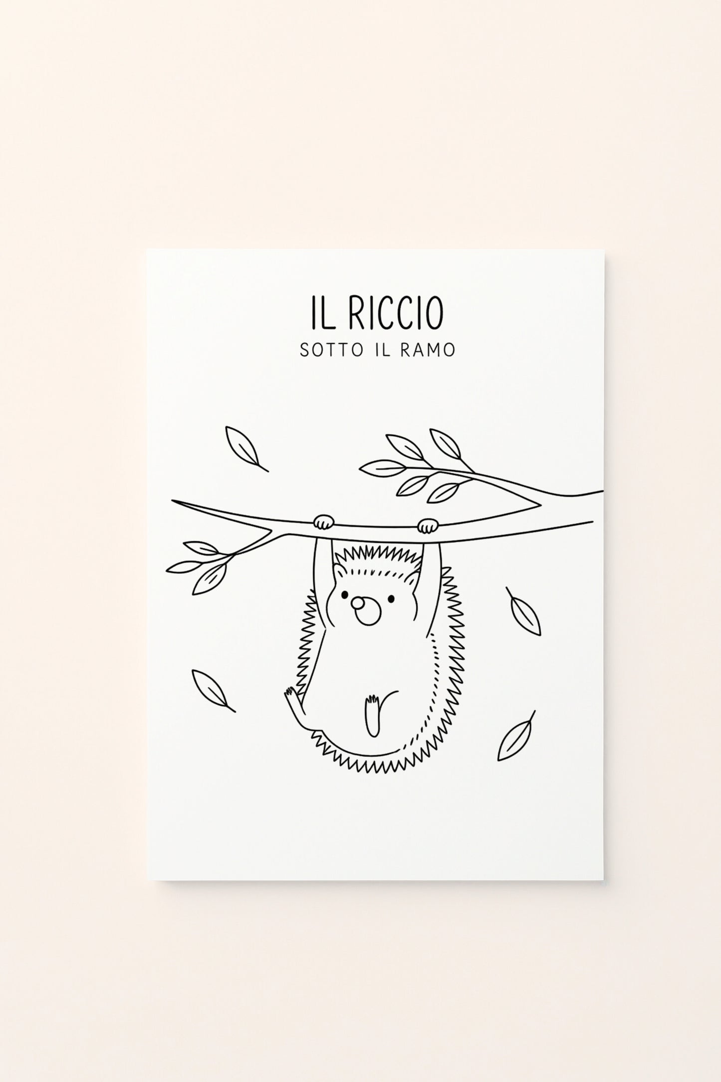 Poster per bambini con riccio illustrato sotto un ramo con foglie autunnali, presentato su sfondo rosato. Illustrazione delicata dai colori caldi e naturali. da colorare 