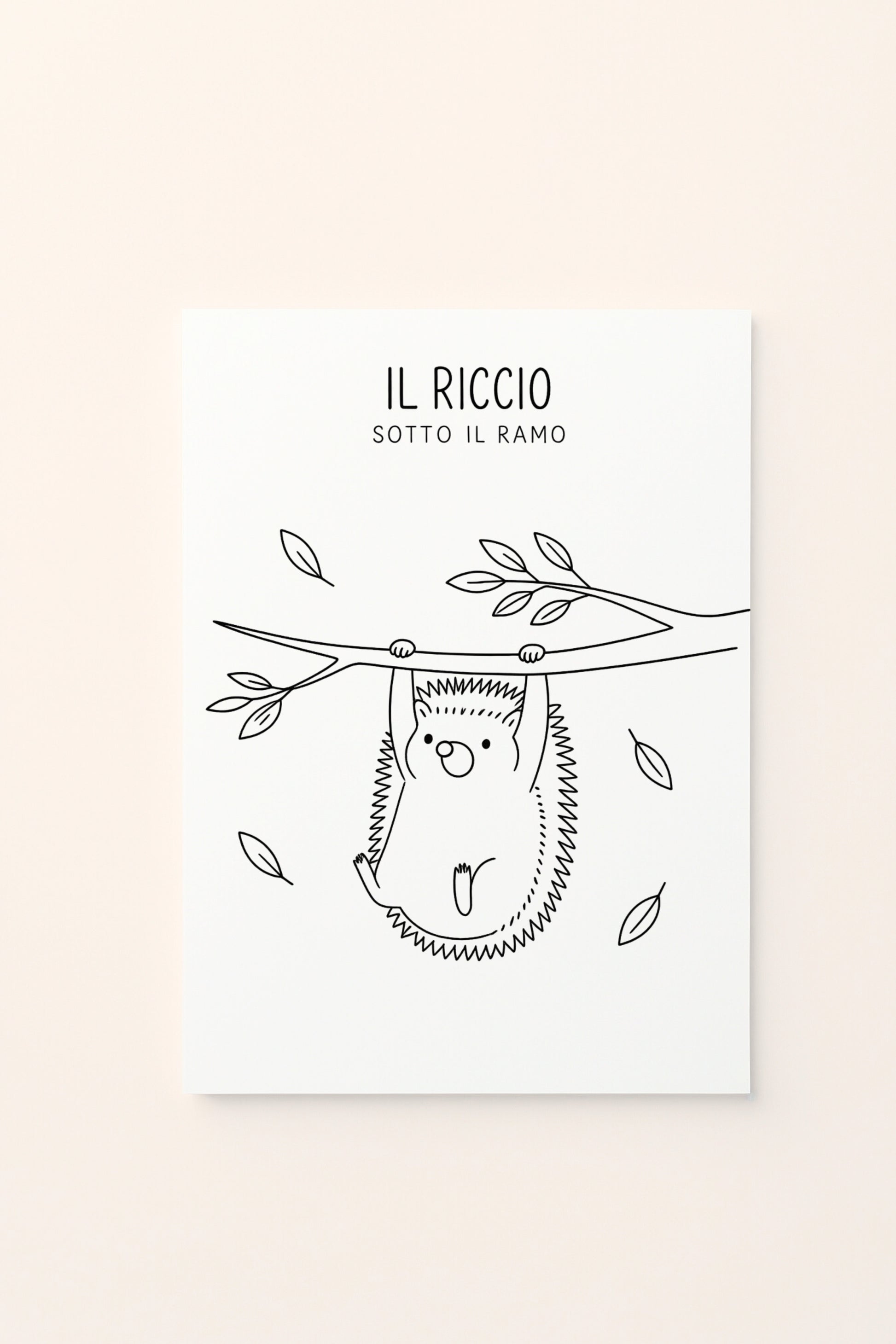 Poster per bambini con riccio illustrato sotto un ramo con foglie autunnali, presentato su sfondo rosato. Illustrazione delicata dai colori caldi e naturali. da colorare 