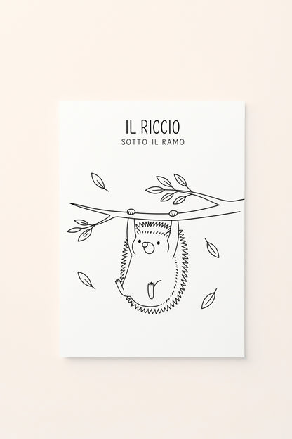 Poster per bambini con riccio illustrato sotto un ramo con foglie autunnali, presentato su sfondo rosato. Illustrazione delicata dai colori caldi e naturali. da colorare 