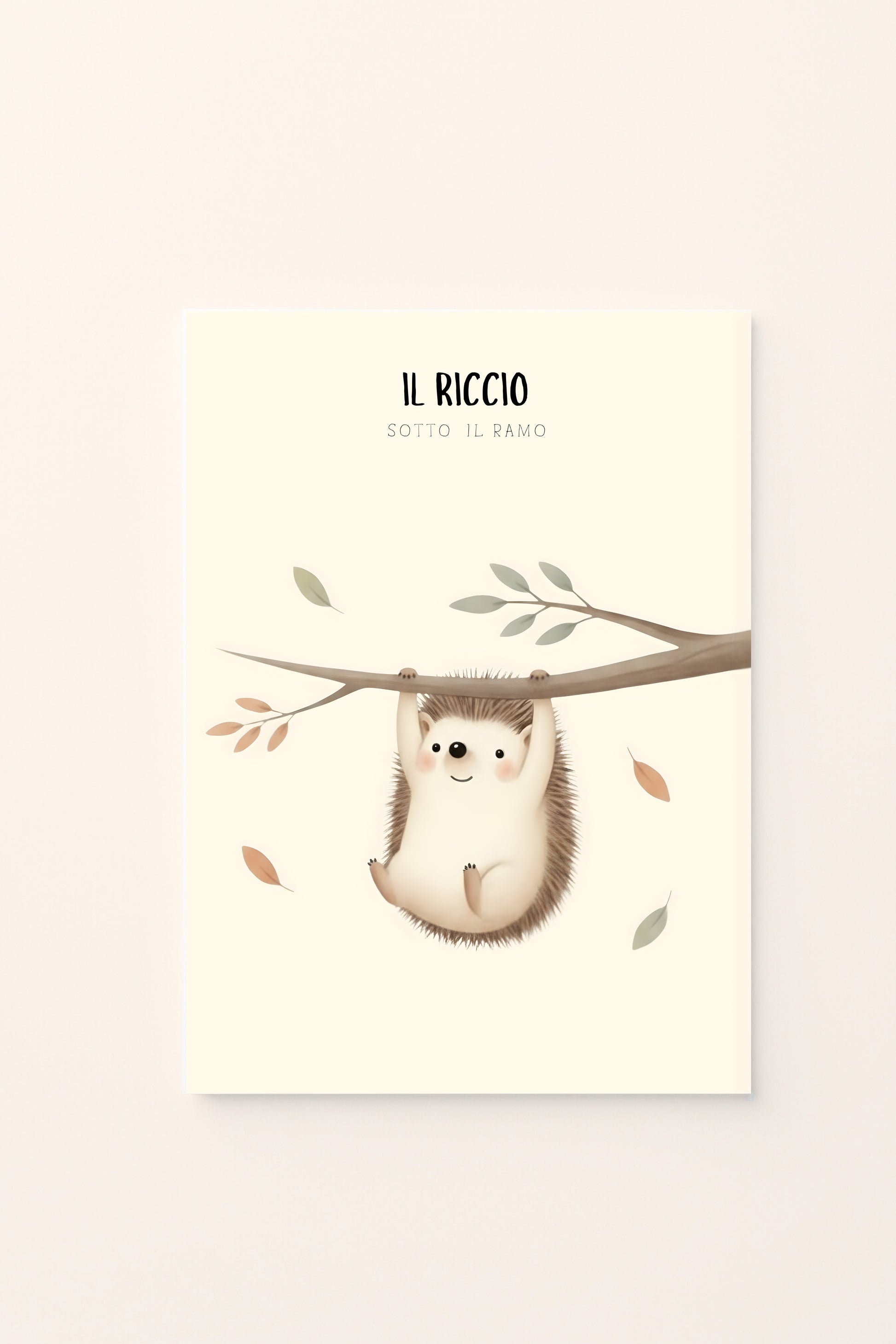 Poster per bambini con riccio illustrato sotto un ramo con foglie autunnali, presentato su sfondo rosato. Illustrazione delicata dai colori caldi e naturali.