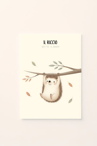 Poster per bambini con riccio illustrato sotto un ramo con foglie autunnali, presentato su sfondo rosato. Illustrazione delicata dai colori caldi e naturali.