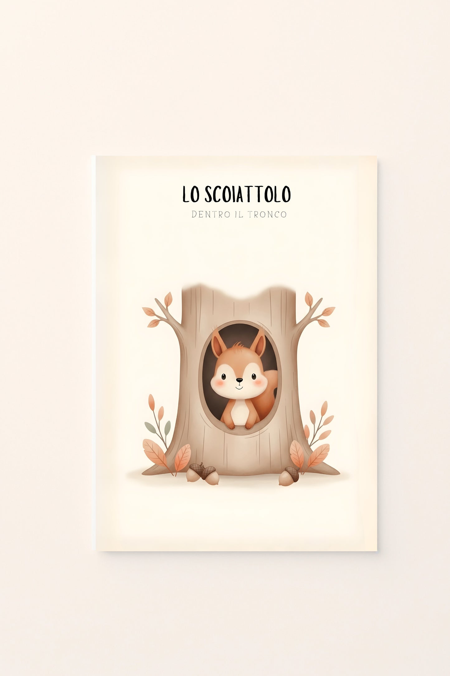 Poster per bambini con scoiattolo illustrato dentro la cavità di un tronco, accompagnato da foglie e piccoli elementi autunnali, presentato su sfondo rosato.