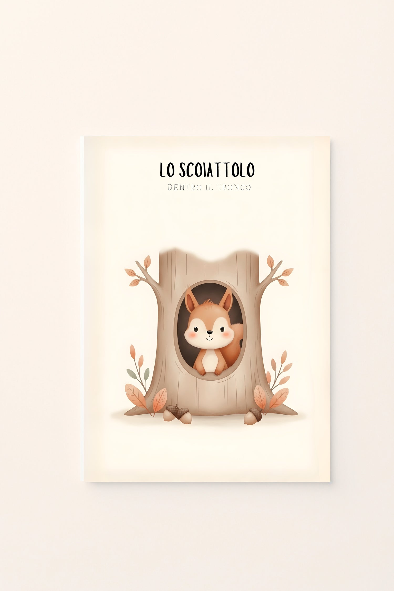 Poster per bambini con scoiattolo illustrato dentro la cavità di un tronco, accompagnato da foglie e piccoli elementi autunnali, presentato su sfondo rosato.