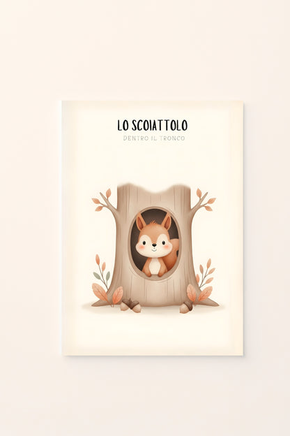 Poster per bambini con scoiattolo illustrato dentro la cavità di un tronco, accompagnato da foglie e piccoli elementi autunnali, presentato su sfondo rosato.