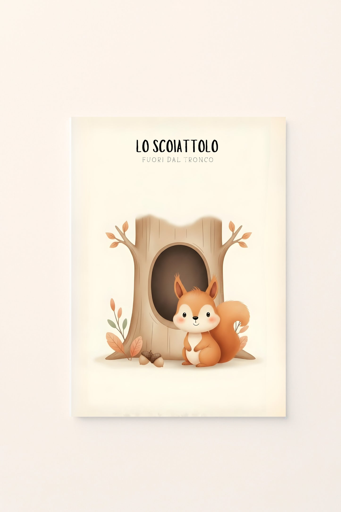 Poster per bambini con scoiattolo illustrato fuori dalla cavità di un tronco, accompagnato da foglie e piccoli elementi autunnali, presentato su sfondo rosato.