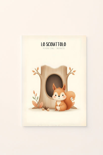 Poster per bambini con scoiattolo illustrato fuori dalla cavità di un tronco, accompagnato da foglie e piccoli elementi autunnali, presentato su sfondo rosato.