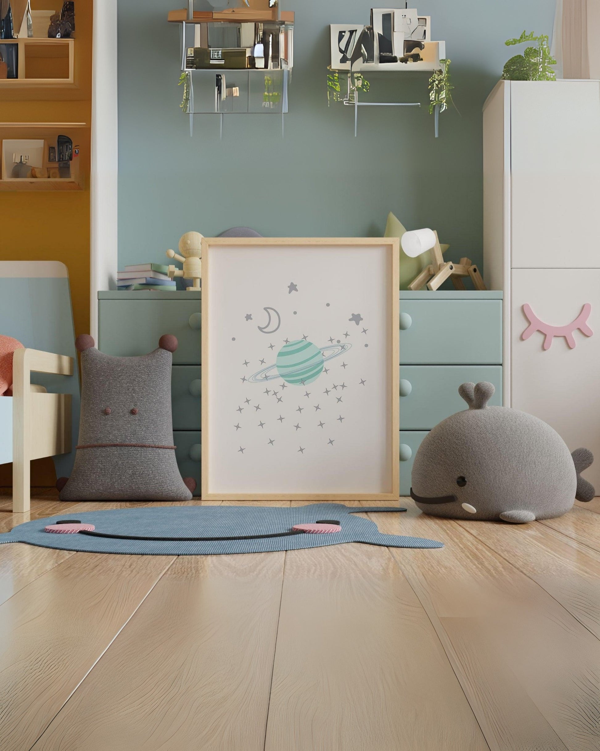"Stampa digitale pianeta con anello e luna esposta in cameretta moderna per bambini, decorazione murale con stelle"