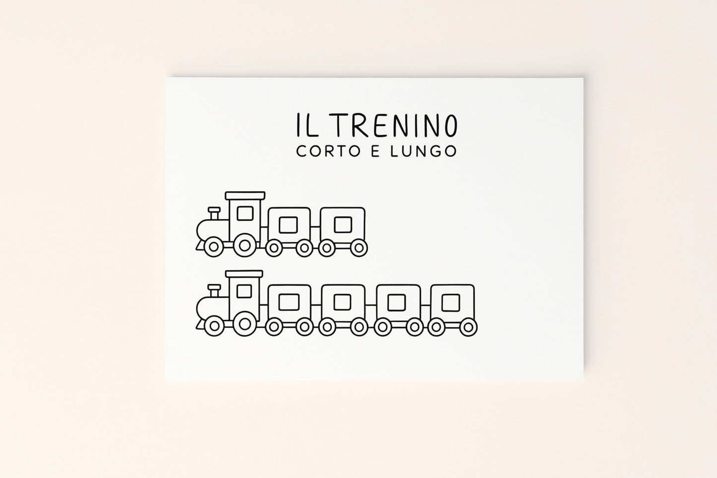 Poster educativo per bambini in bianco e nero da colorare con trenino per riconoscere i concetti di corto e lungo, su delicato sfondo rosato.