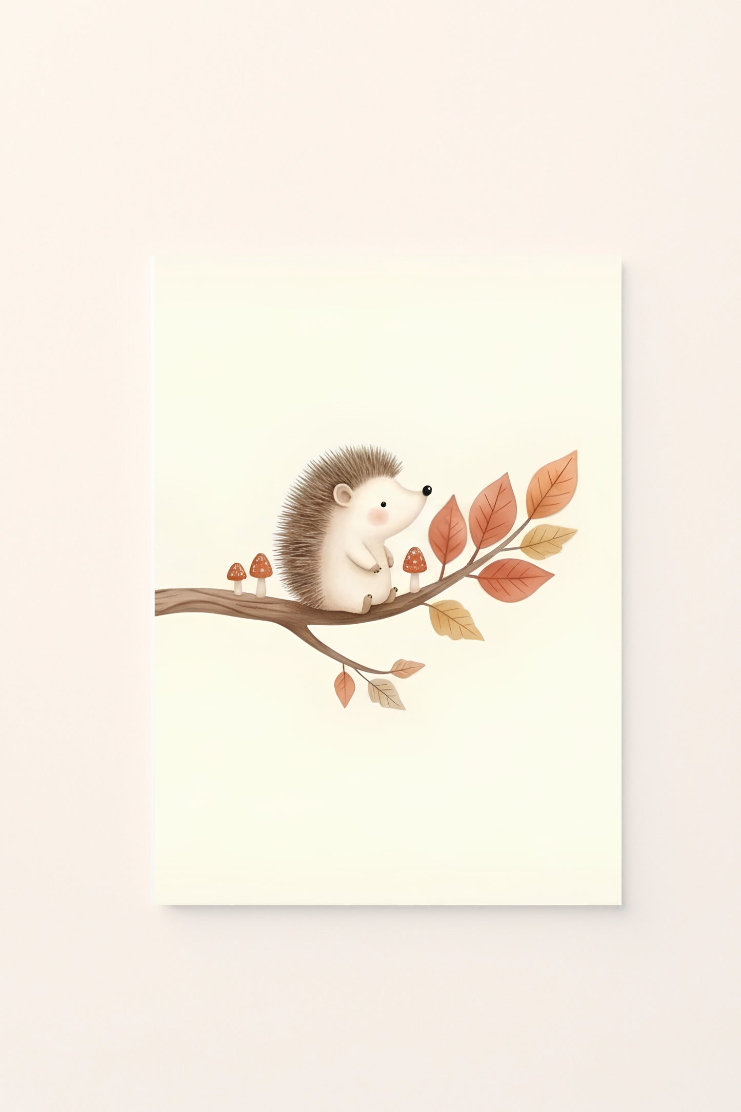 Poster per bambini con riccio illustrato su un ramo con grandi foglie dai colori autunnali, presentato su sfondo rosato.