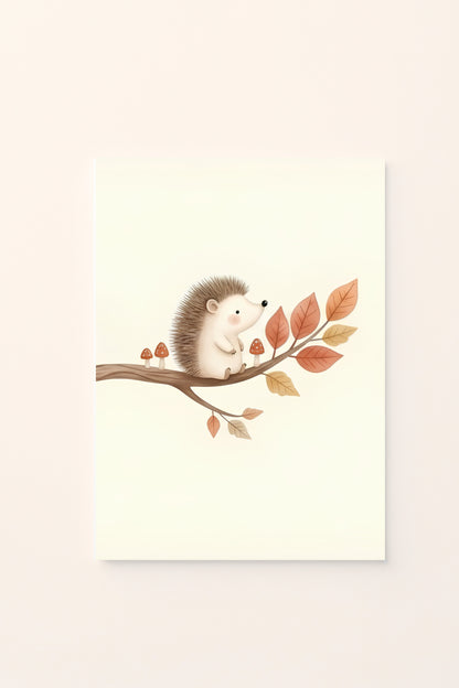 Poster per bambini con riccio illustrato su un ramo con grandi foglie dai colori autunnali, presentato su sfondo rosato.