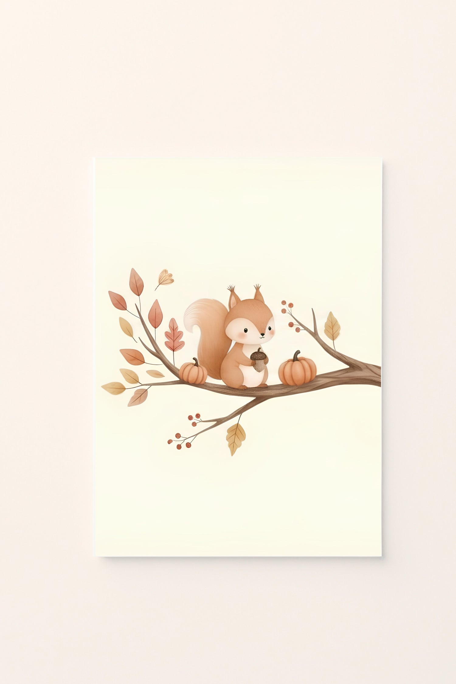 Poster per bambini con scoiattolo illustrato su un ramo con zucche, foglie e piccoli elementi autunnali, presentato su sfondo rosato.