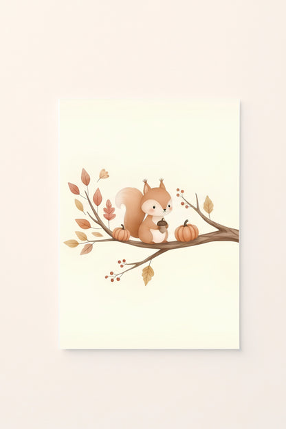 Poster per bambini con scoiattolo illustrato su un ramo con zucche, foglie e piccoli elementi autunnali, presentato su sfondo rosato.
