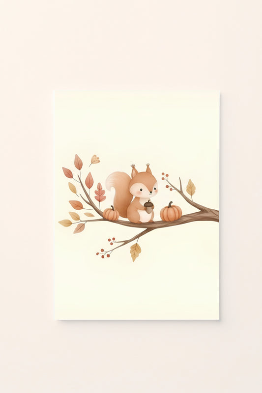 Poster per bambini con scoiattolo illustrato su un ramo con zucche, foglie e piccoli elementi autunnali, presentato su sfondo rosato.