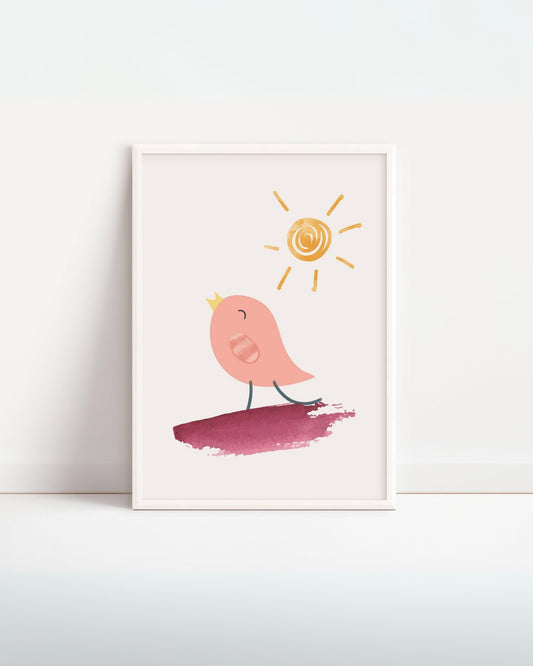 Poster con uccellino rosa che canta sotto un sole giallo, illustrazione dolce e allegra per decorare la cameretta dei bambini.