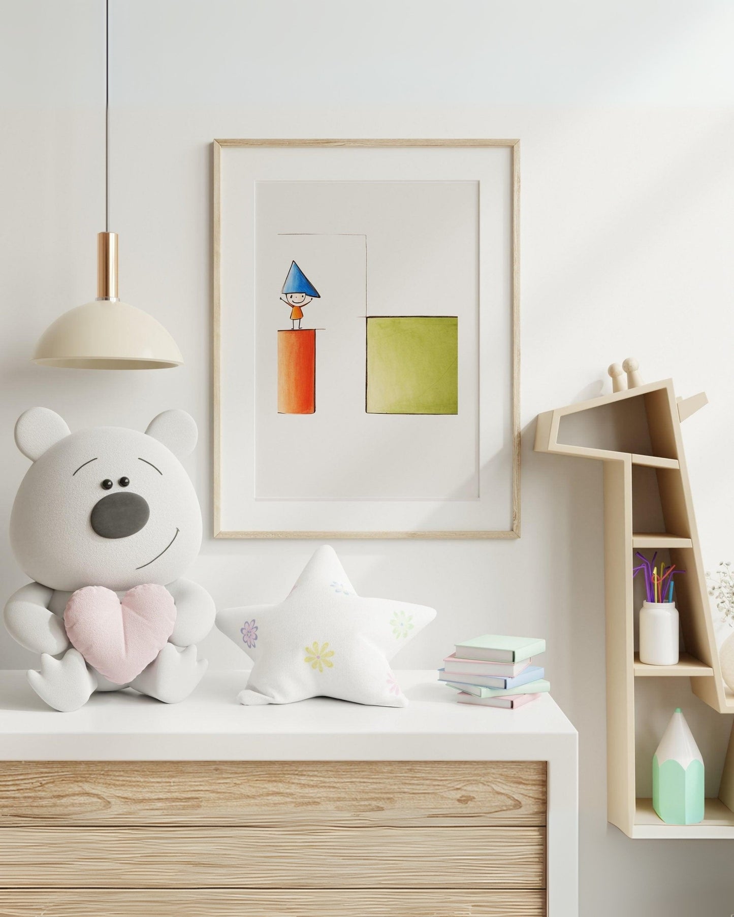Poster con bambino e forme geometriche, appeso in cornice di legno sopra un mobile con peluche, cuscino a stella e libri colorati.