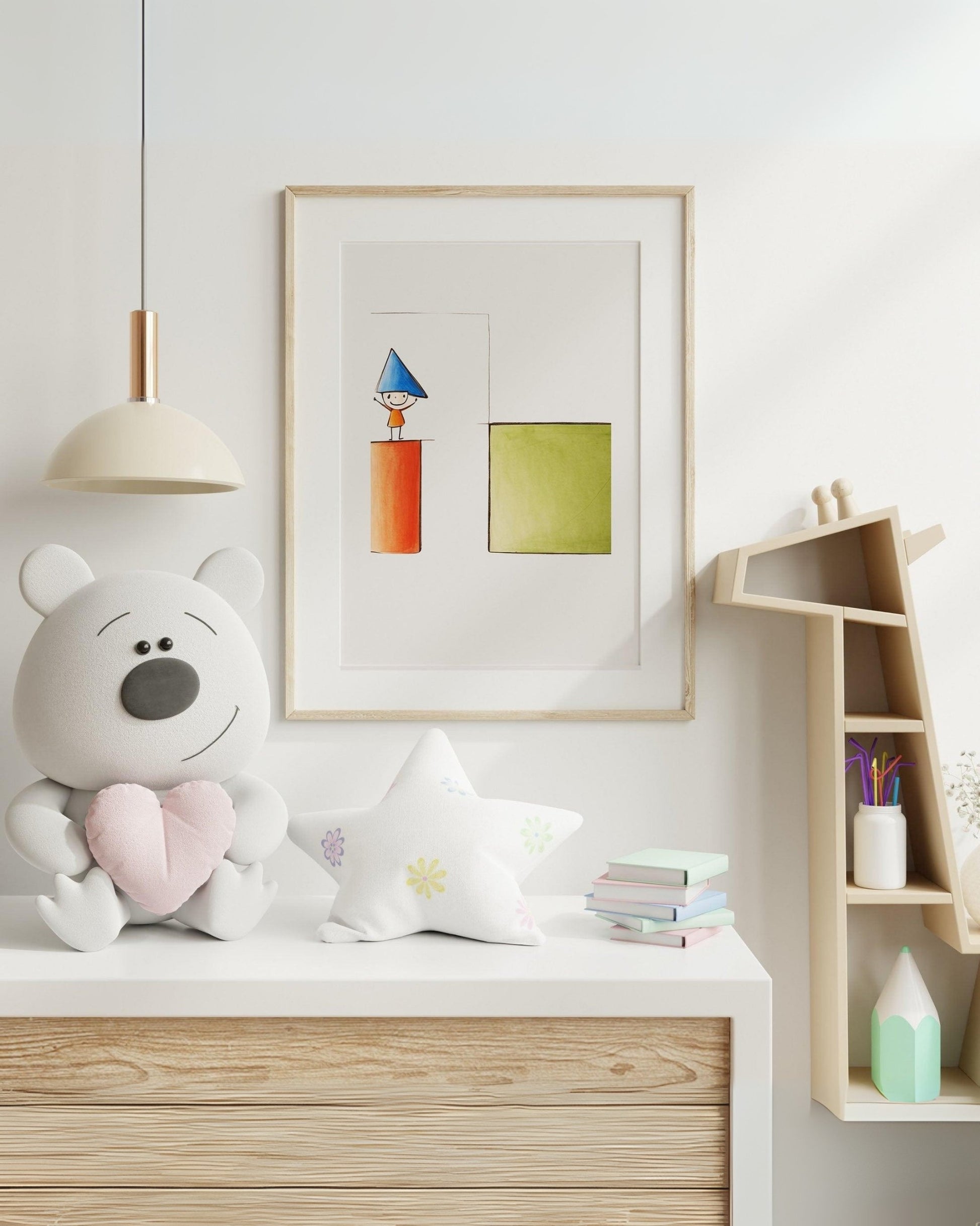Poster con bambino e forme geometriche, appeso in cornice di legno sopra un mobile con peluche, cuscino a stella e libri colorati.