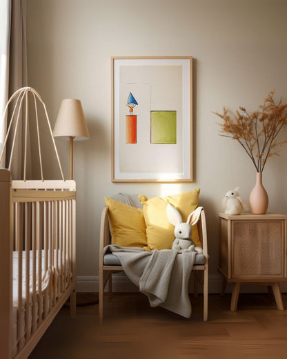 Poster con bambino e forme geometriche in cornice di legno, appeso al muro sopra una sedia con cuscini gialli e peluche coniglio, accanto a un comodino e una culla.