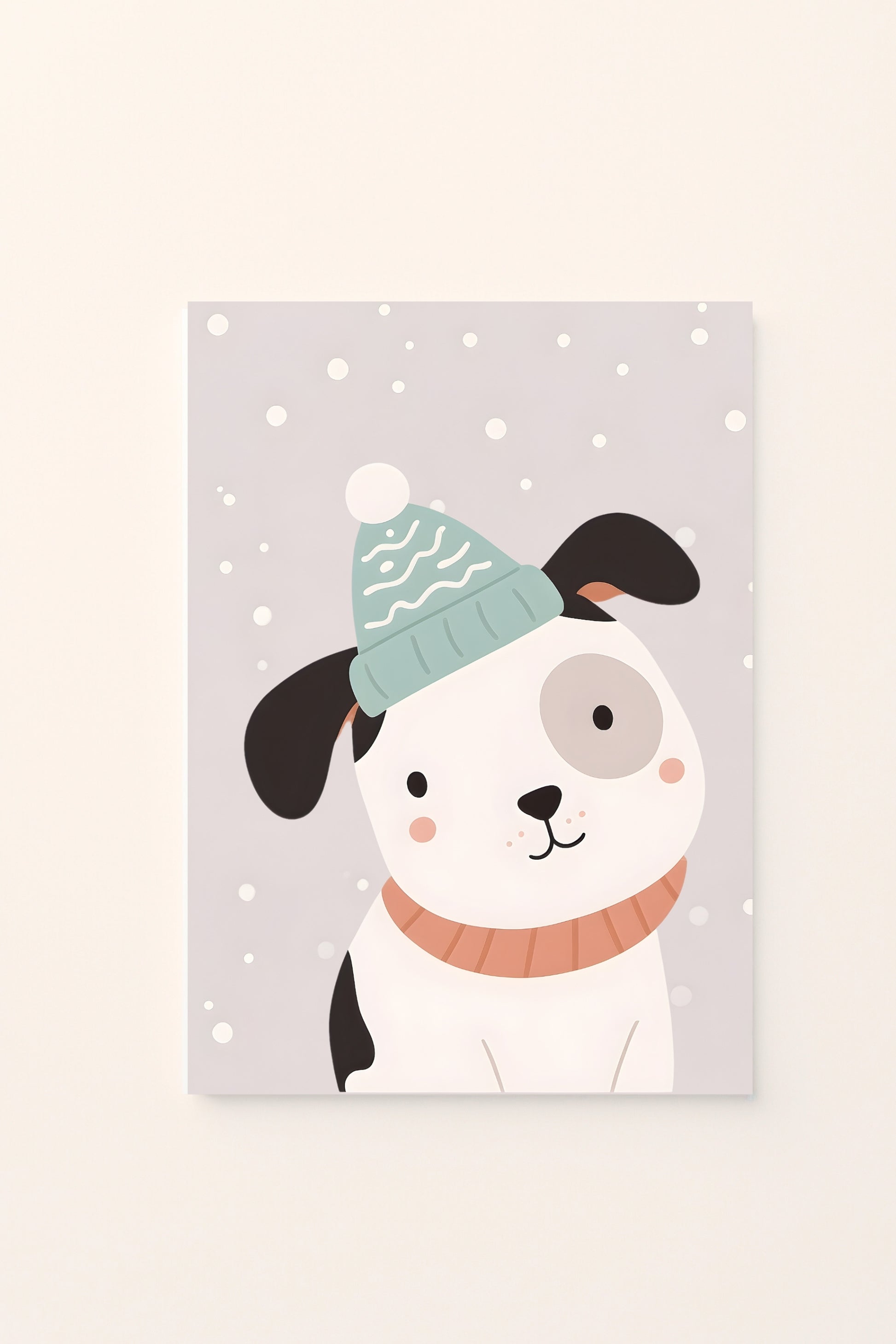 Poster decorativo per bambini con un cagnolino invernale con cappello su sfondo grigio innevato. Design dolce e rassicurante.