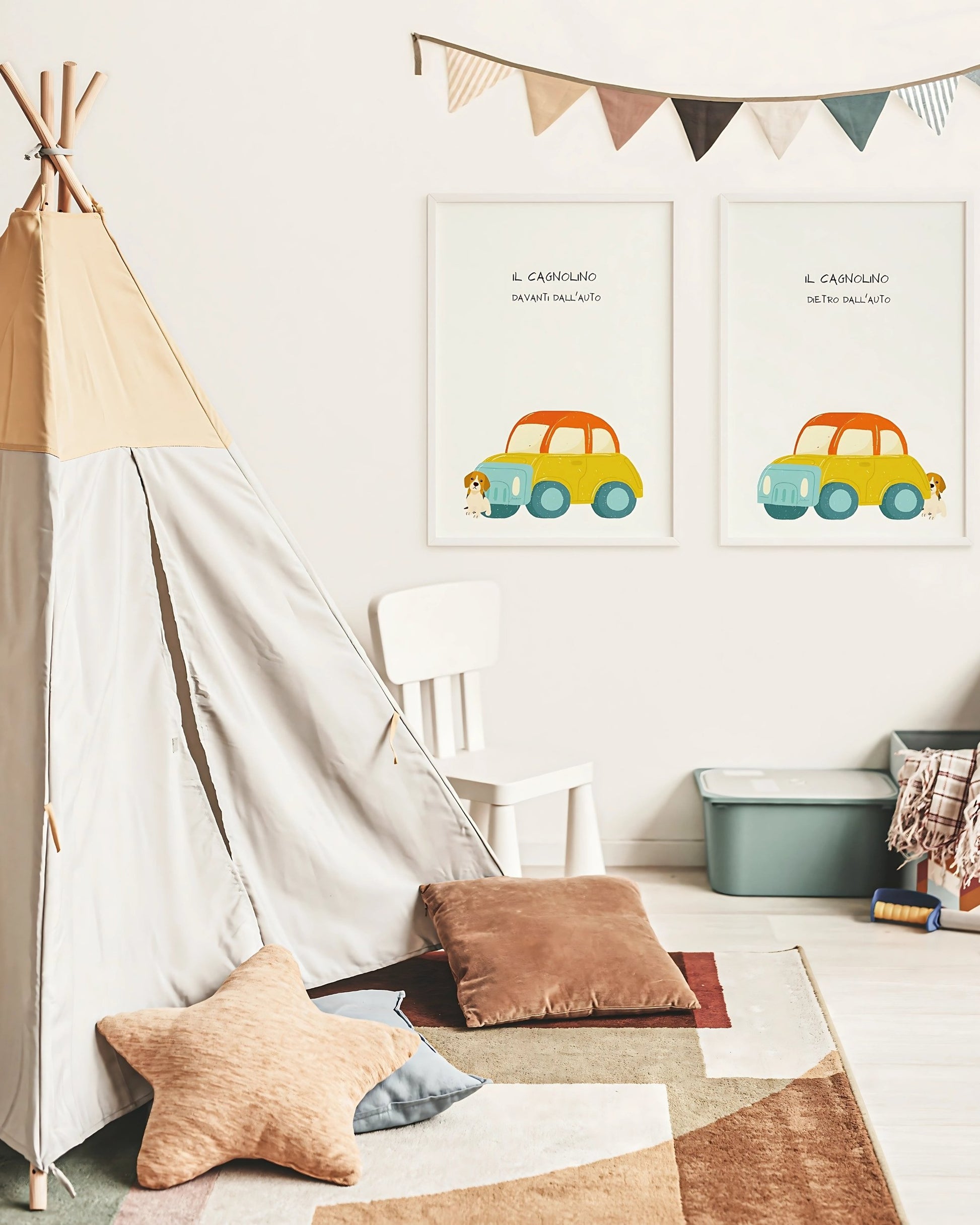 Poster digitali con auto e cagnolino nelle posizioni "davanti" e "dietro", appesi alla parete sopra un angolo gioco con tenda, cuscini e decorazioni in cameretta.