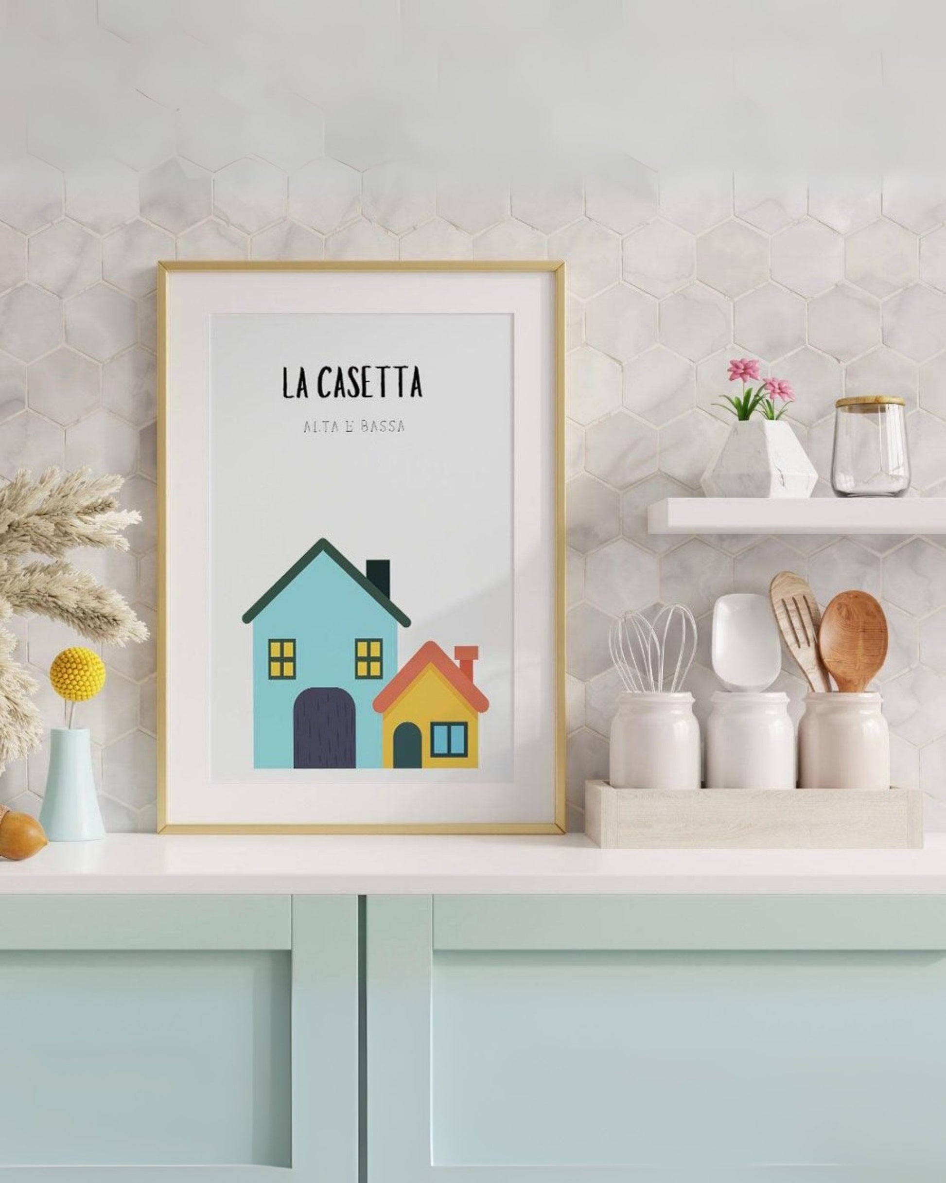 Poster illustrato La Casetta, alta e bassa, con cornice dorata esposto in cucina moderna