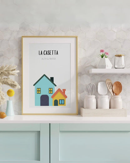 Poster illustrato La Casetta, alta e bassa, con cornice dorata esposto in cucina moderna