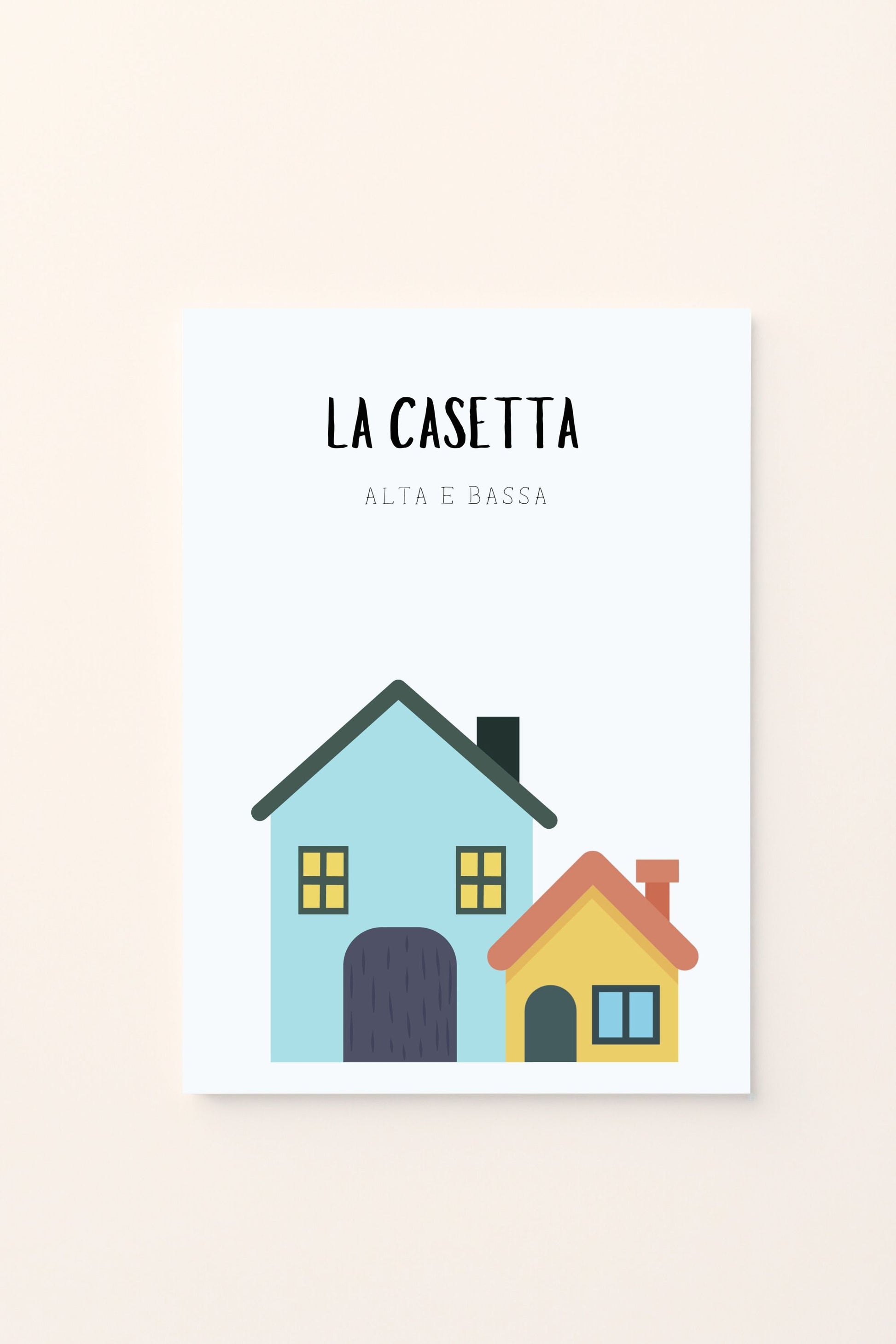 Poster educativo con due casette, una alta e una bassa — su sfondo rosato — ideale per decorare la cameretta e insegnare ai bambini i concetti di altezza in modo visivo e giocoso.
