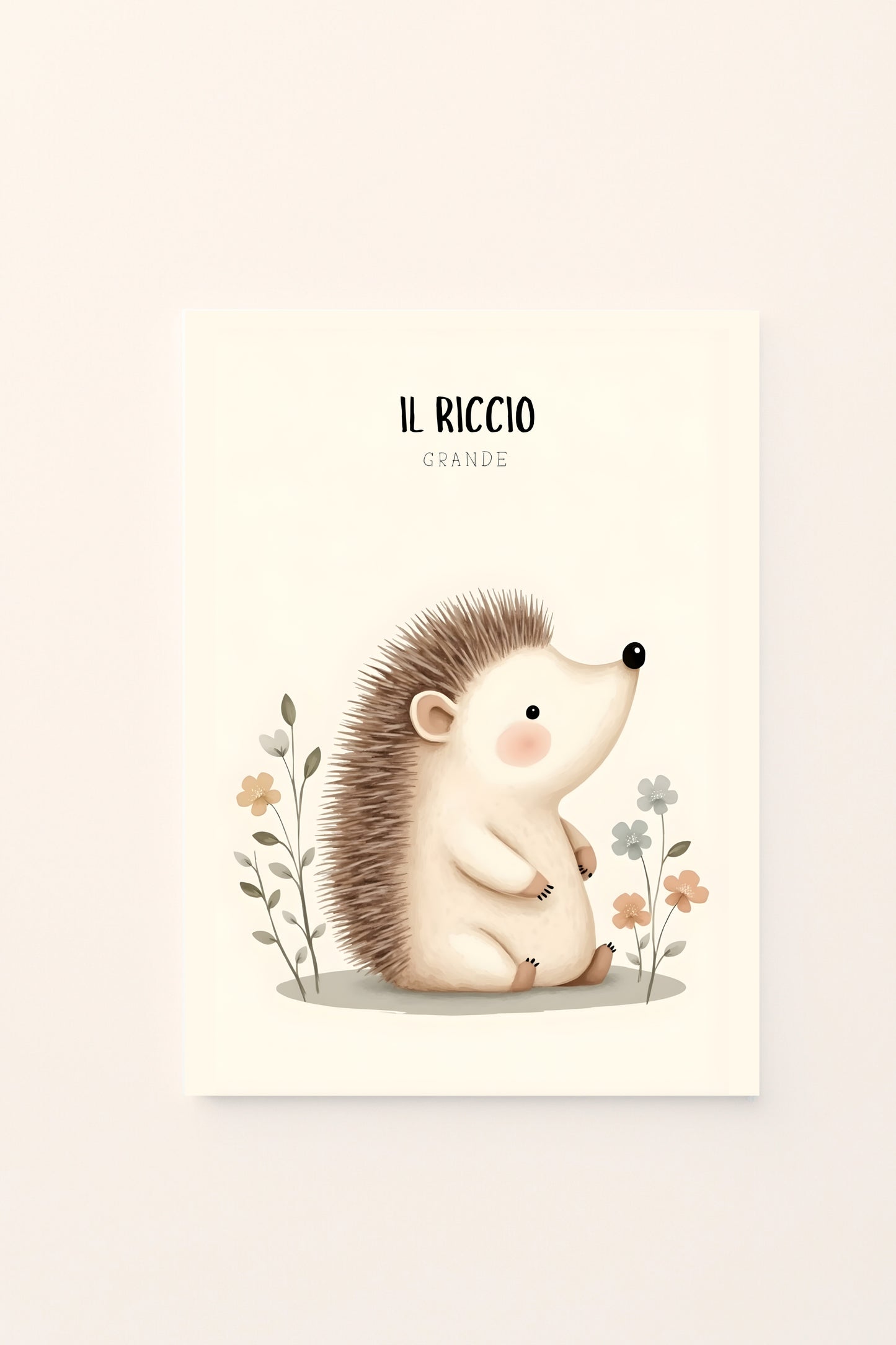 Poster per bambini con riccio grande illustrato in stile delicato, ambientato su sfondo rosato per cameretta.