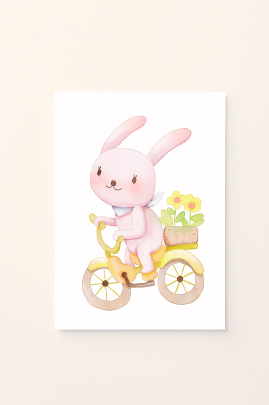Poster illustrato con coniglietto in bicicletta e cestino di fiori su sfondo rosato, ideale per decorare la cameretta dei bambini con un’immagine dolce e primaverile.