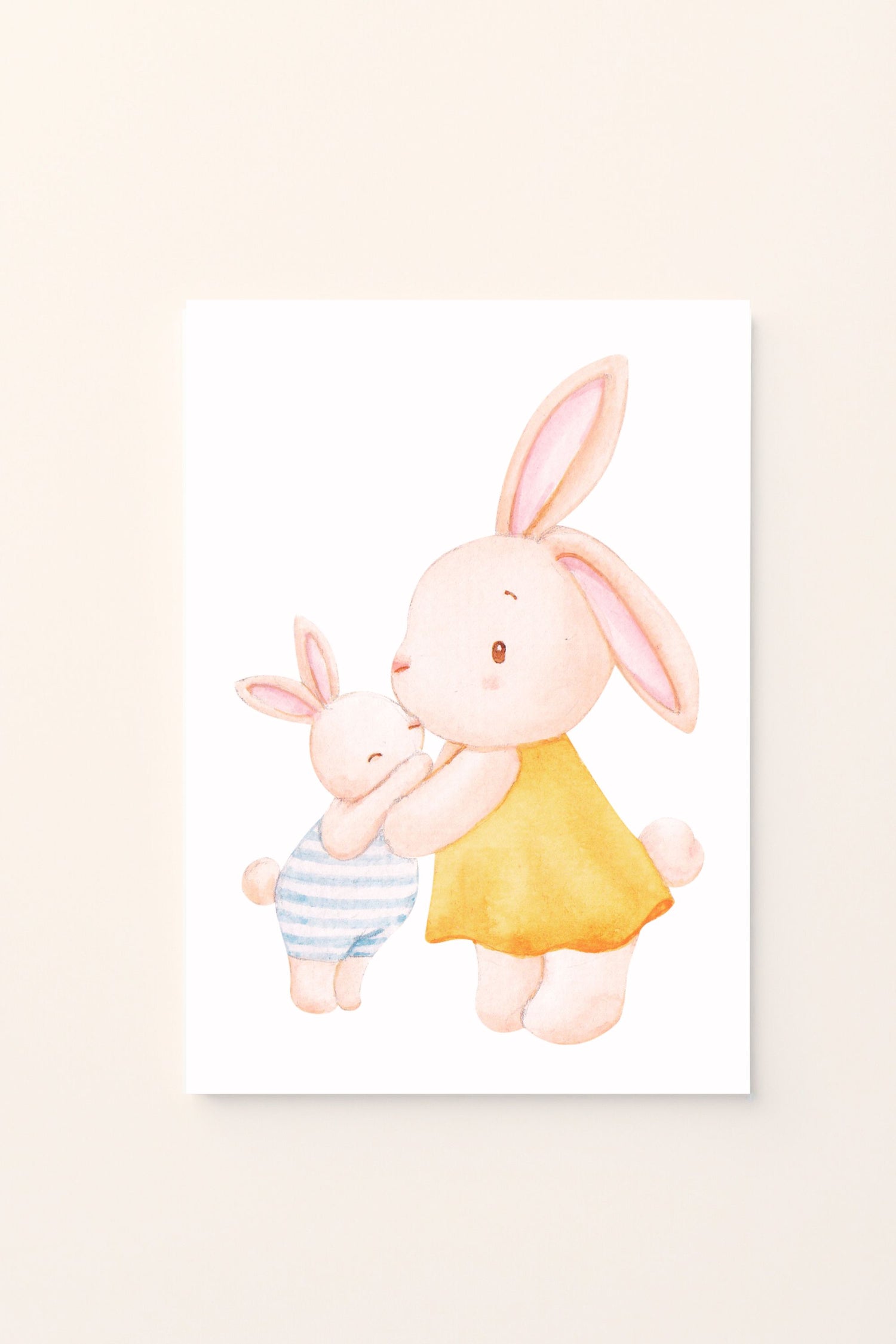 Poster illustrato con coniglietto e mamma che si abbracciano su sfondo rosato, perfetto per decorare la cameretta con un’immagine dolce e affettuosa che trasmette tenerezza e amore familiare.