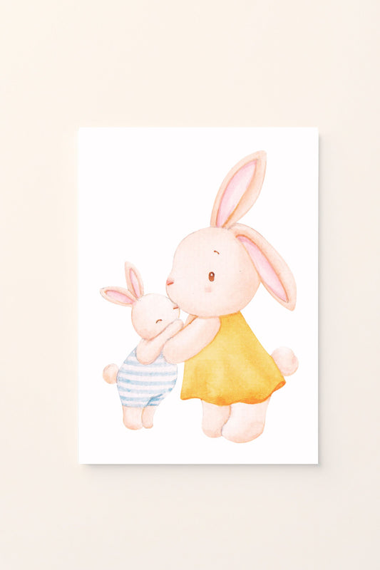 Poster illustrato con coniglietto e mamma che si abbracciano su sfondo rosato, perfetto per decorare la cameretta con un’immagine dolce e affettuosa che trasmette tenerezza e amore familiare.
