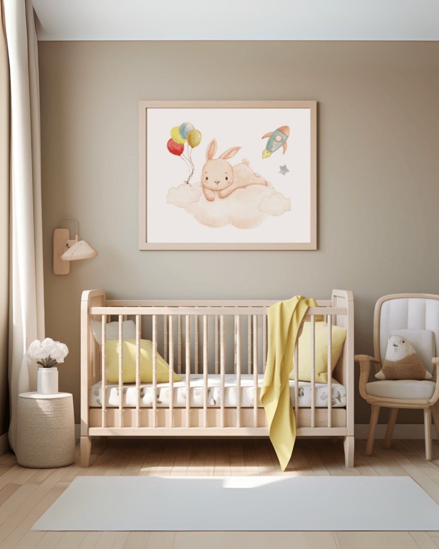 Poster con coniglietto sulla nuvola con palloncini e razzo appeso sopra la culla in cameretta moderna con arredi in legno chiaro e dettagli gialli.