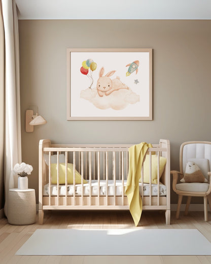 Poster con coniglietto sulla nuvola con palloncini e razzo appeso sopra la culla in cameretta moderna con arredi in legno chiaro e dettagli gialli.