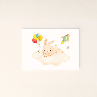 Poster con coniglietto su nuvola, palloncini colorati e razzo giocattolo, in stile acquerello delicato per cameretta bambini.