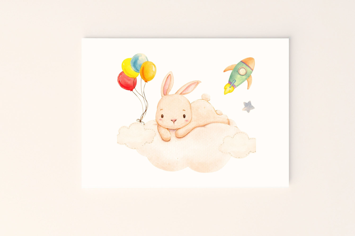 Poster illustrato con coniglietto che tiene un palloncino tra le nuvole su sfondo rosato, perfetto per decorare la cameretta dei bambini con dolcezza e fantasia.