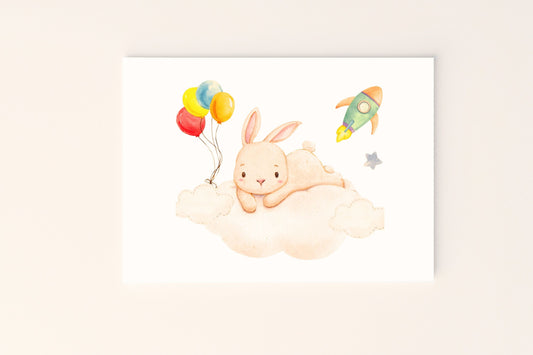 Poster illustrato con coniglietto che tiene un palloncino tra le nuvole su sfondo rosato, perfetto per decorare la cameretta dei bambini con dolcezza e fantasia.