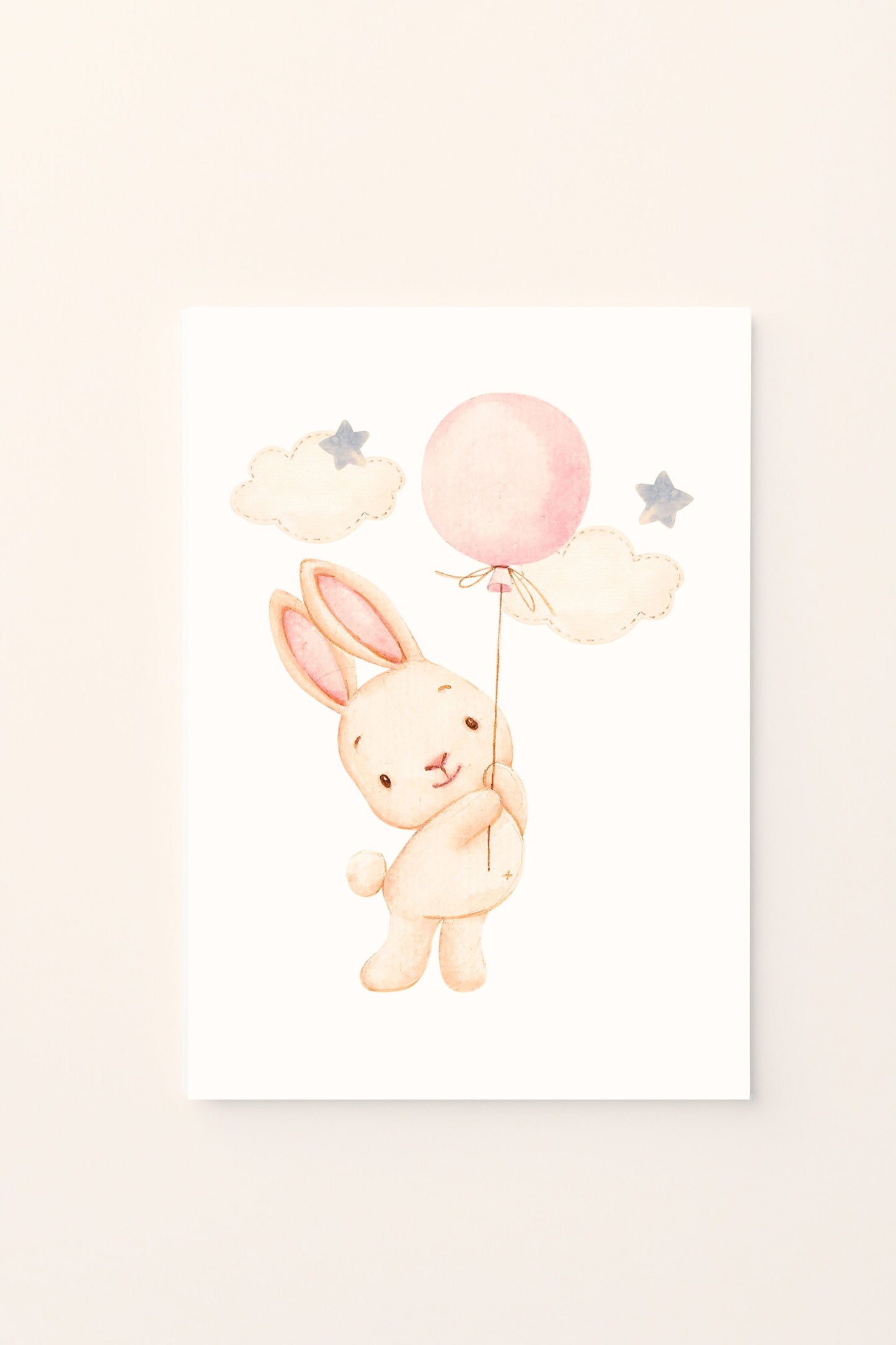Poster illustrato con coniglietto che tiene un palloncino tra le nuvole su sfondo rosato, perfetto per decorare la cameretta dei bambini con dolcezza e fantasia.