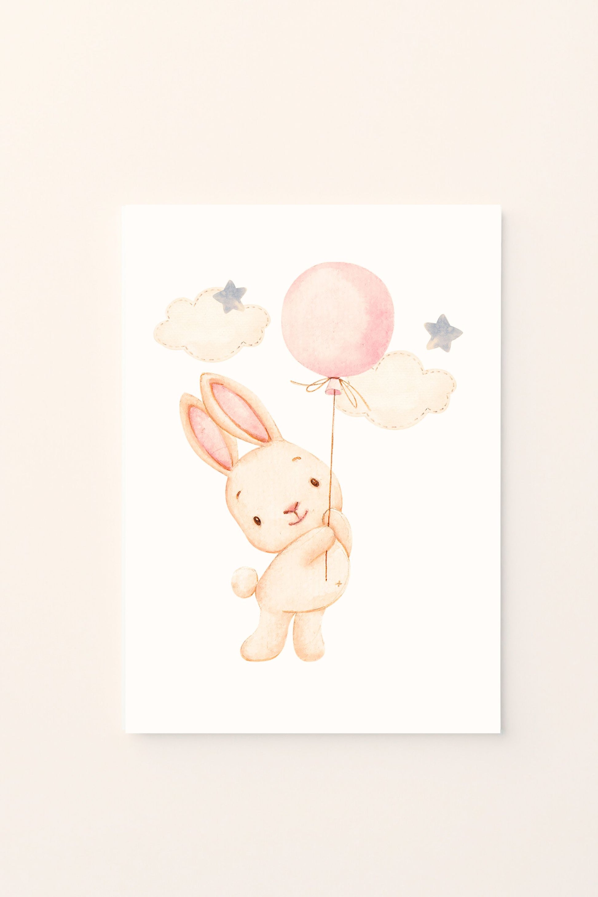 Poster illustrato con coniglietto che tiene un palloncino tra le nuvole su sfondo rosato, perfetto per decorare la cameretta dei bambini con dolcezza e fantasia.