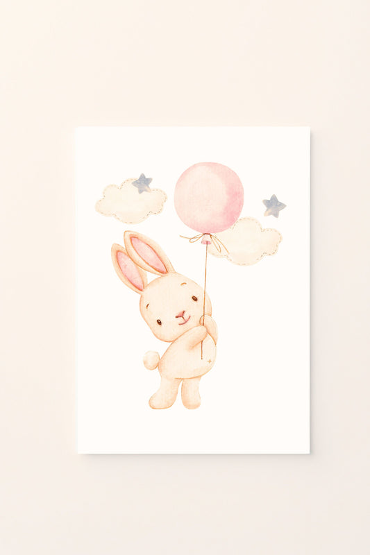 Poster illustrato con coniglietto che tiene un palloncino tra le nuvole su sfondo rosato, perfetto per decorare la cameretta dei bambini con dolcezza e fantasia.