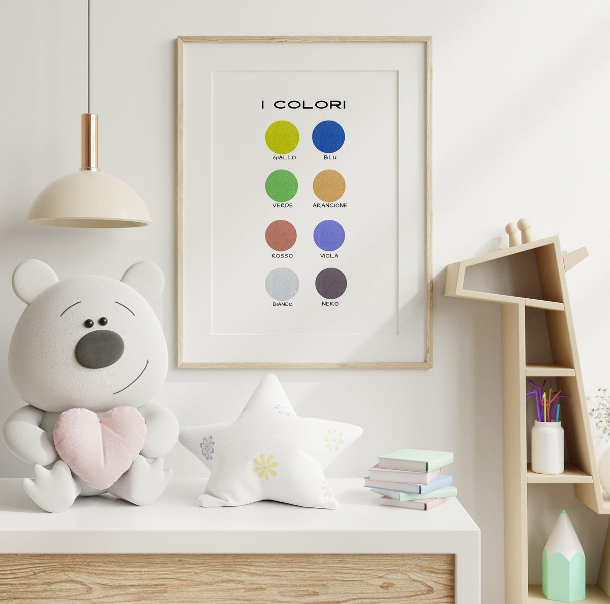 Poster educativo dei colori da stampare per bambini, esposto in una cameretta con cerchi colorati e nomi dei principali colori