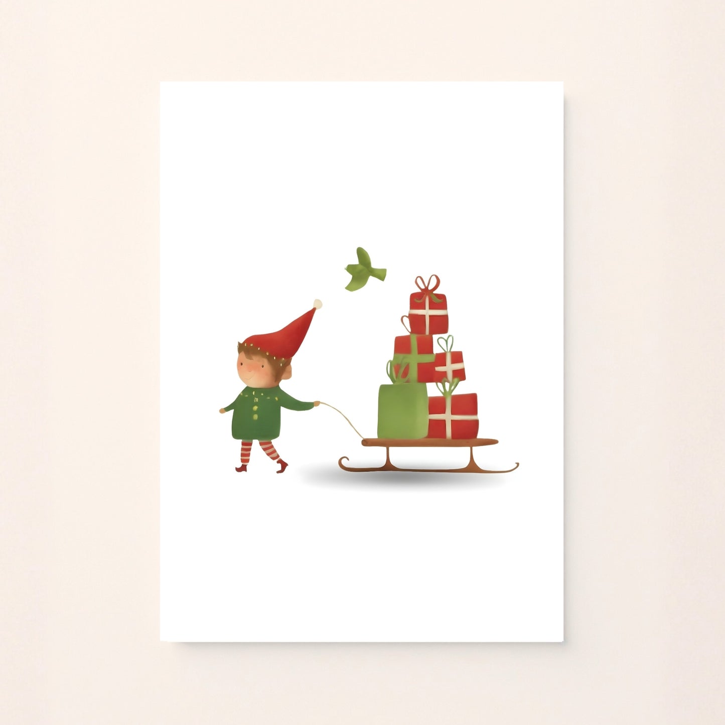 Poster decorativo per bambini con un elfo che trascina una slitta piena di regali su sfondo rosato, perfetto per la cameretta. Un design natalizio delicato, tenero e armonioso.