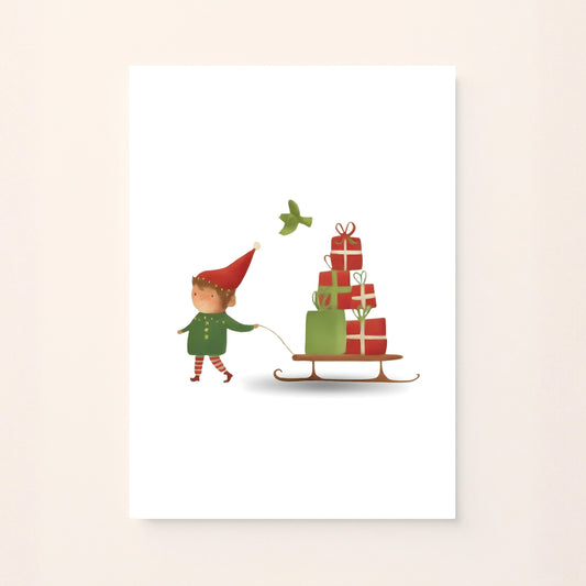 Poster decorativo per bambini con un elfo che trascina una slitta piena di regali su sfondo rosato, perfetto per la cameretta. Un design natalizio delicato, tenero e armonioso.