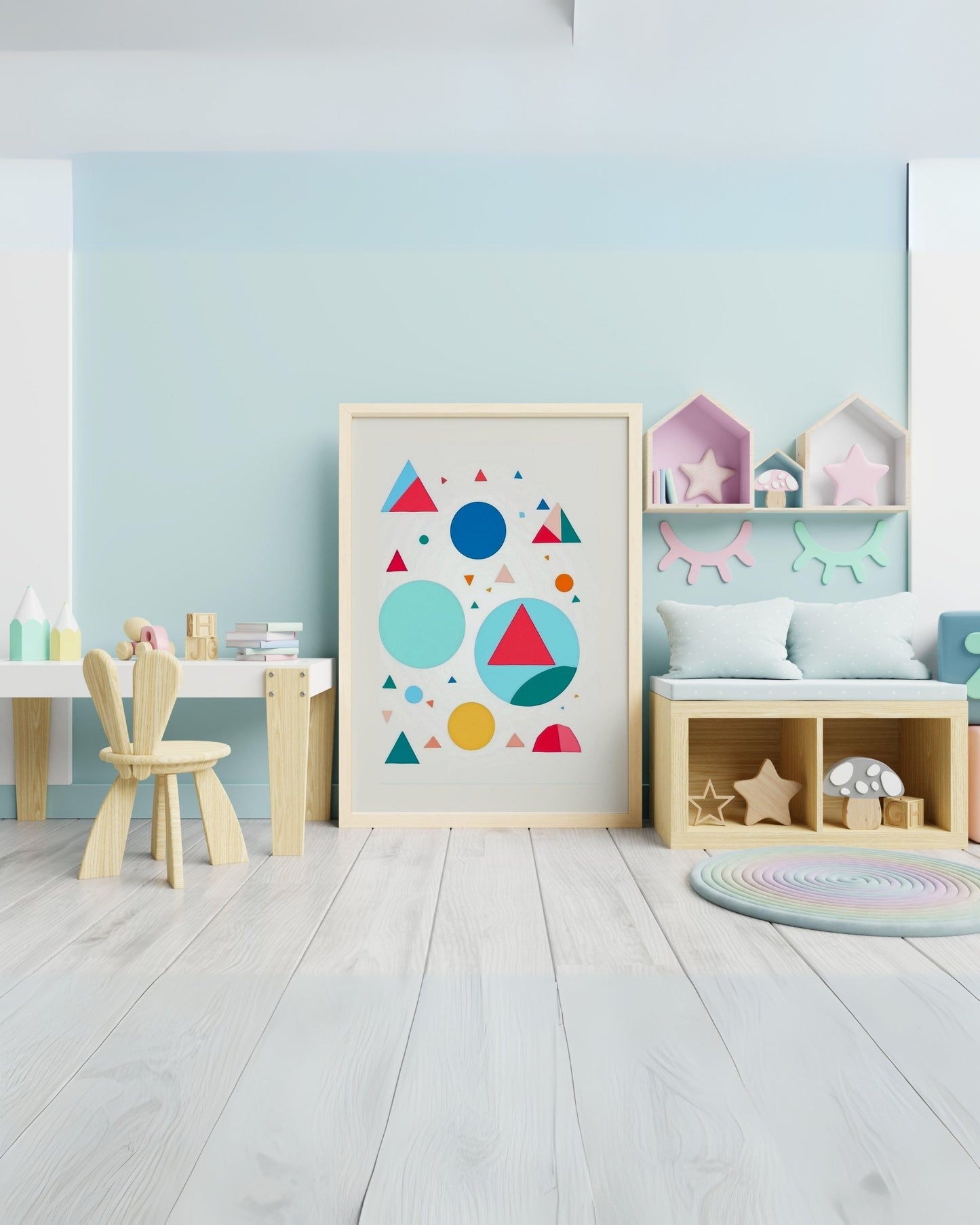 Poster con forme geometriche colorate appoggiato al muro in una cameretta moderna con giochi, mensole colorate e tappeto rotondo.