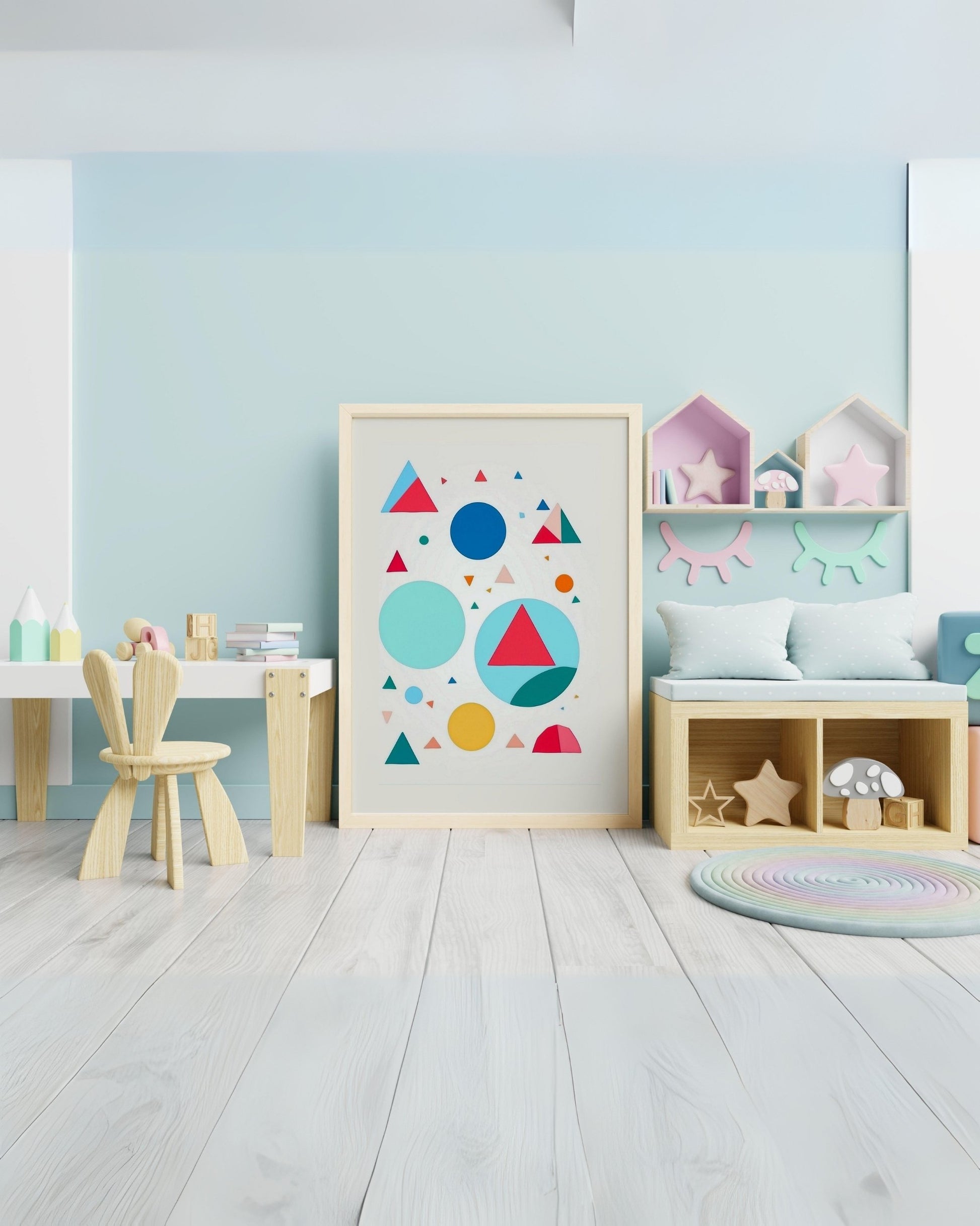 Poster con forme geometriche colorate appoggiato al muro in una cameretta moderna con giochi, mensole colorate e tappeto rotondo.