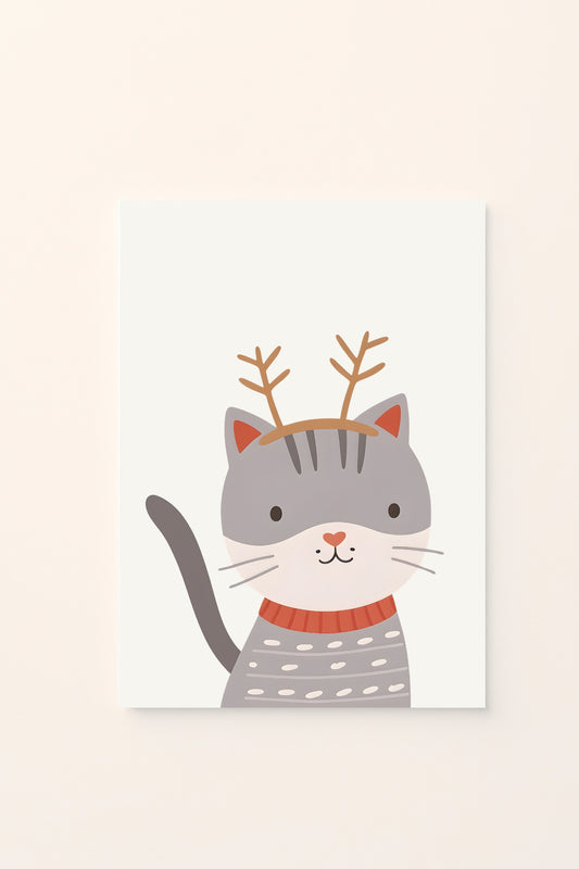 Poster decorativo per bambini con un gattino cartoon che indossa un cerchietto da renna su sfondo bianco. Design dolce, tenero e festivo.