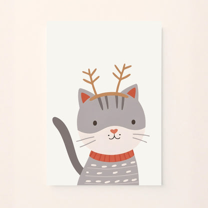 “Poster decorativo per bambini con un gattino con corna di renna  su sfondo bianco, perfetto per decorare la cameretta in modo dolce e giocoso.”