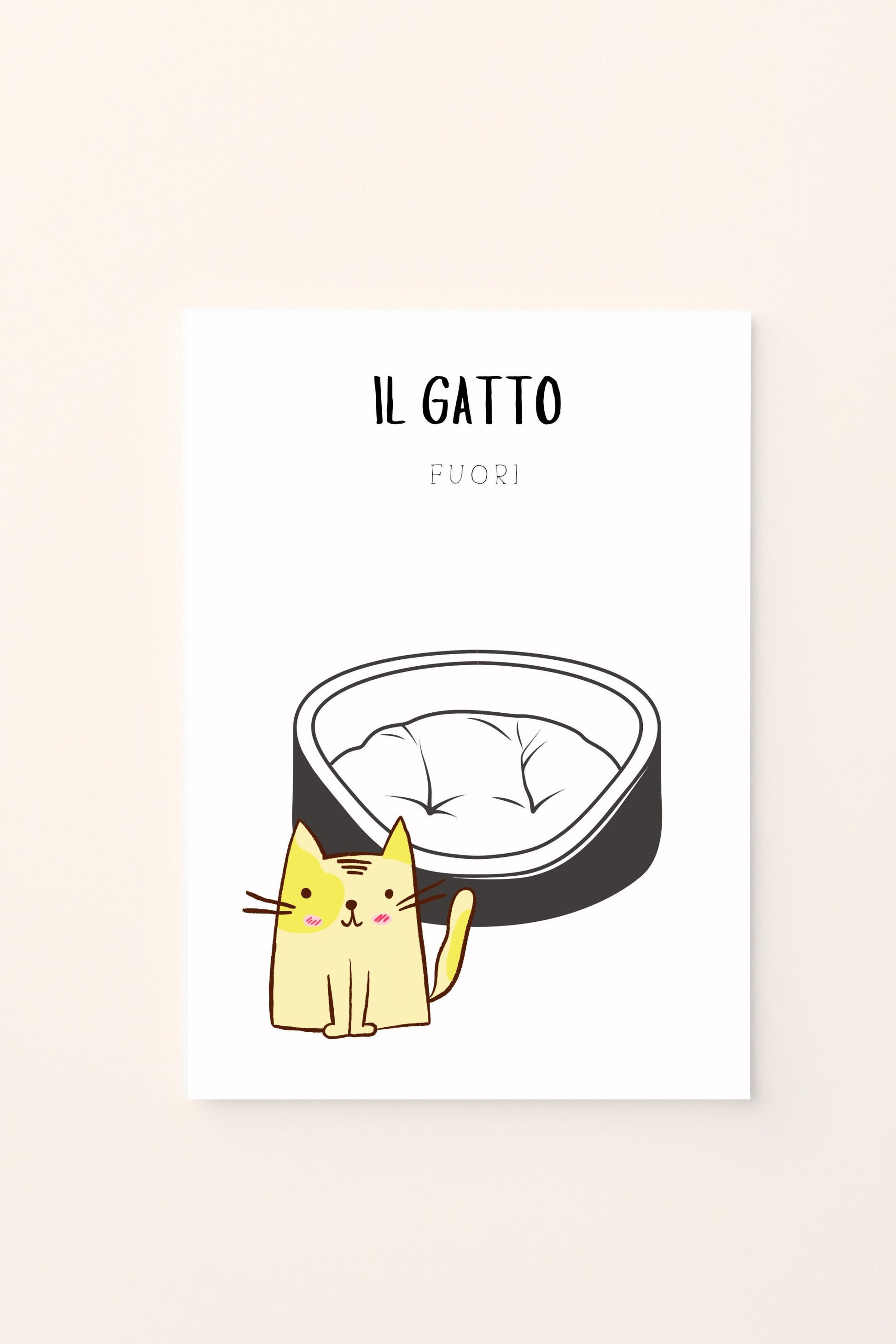 poster con un gatto fuori dalla cuccia, su sfondo rosato. Decorazione educativa e dolce per la cameretta dei bambini, perfetta per imparare le prime nozioni di posizione e spazio.
