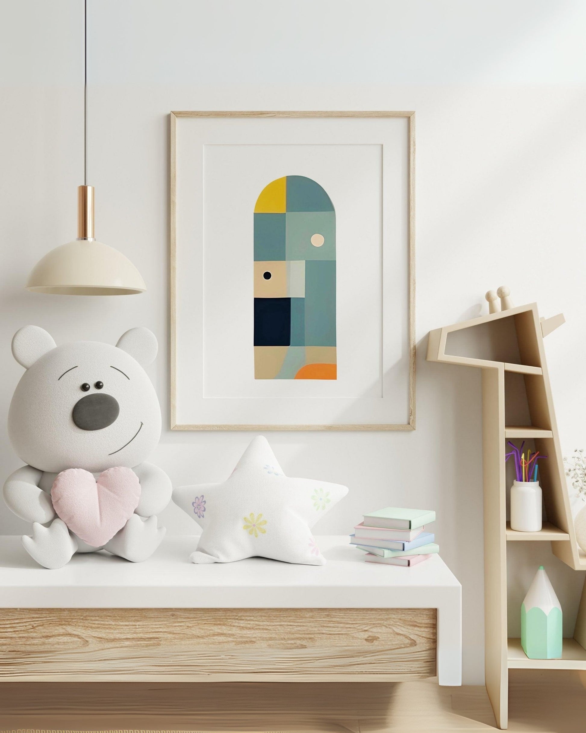 Poster con forme geometriche in cornice, appeso in cameretta con orsetto e decorazioni.