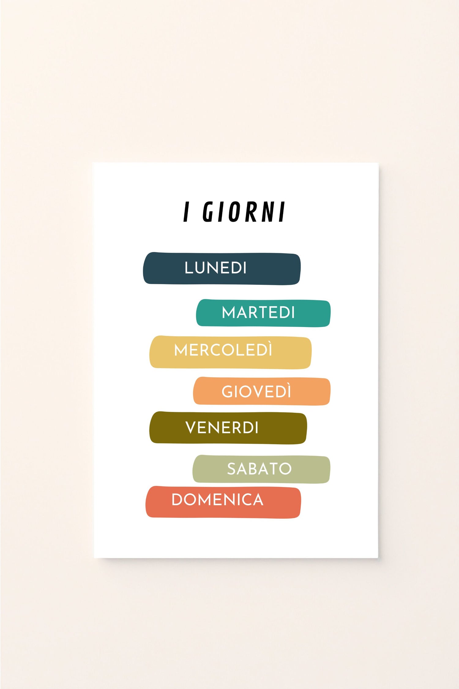 Poster educativo con i giorni della settimana illustrati in colori caldi e pastello su sfondo rosato, perfetto per decorare la cameretta e aiutare i bambini a imparare la sequenza dei giorni in modo giocoso e armonioso.

