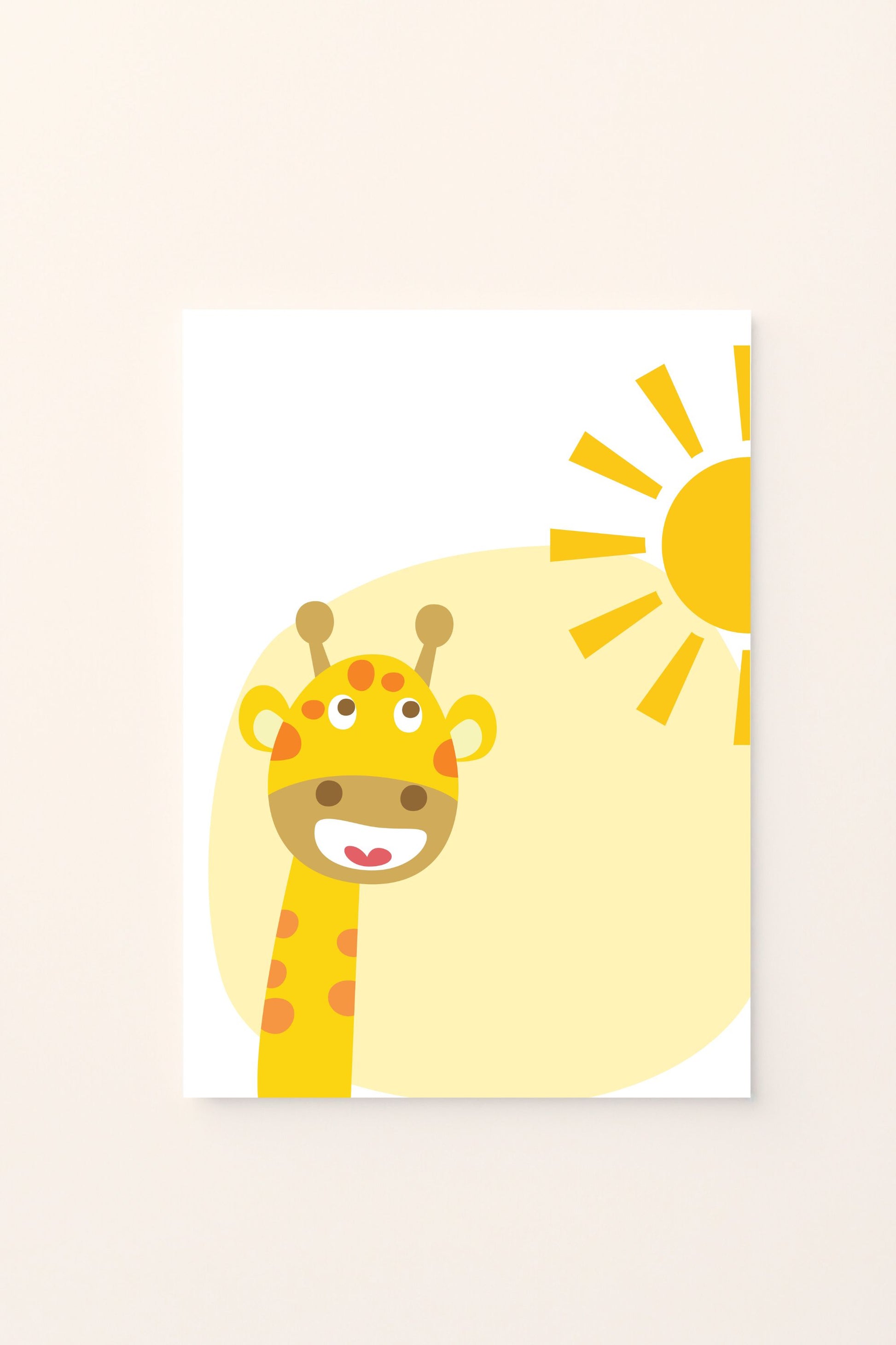 Poster illustrato con giraffa al sole su sfondo rosato, ideale per decorare la cameretta dei bambini con un’immagine allegra e delicata dal tocco naturale.